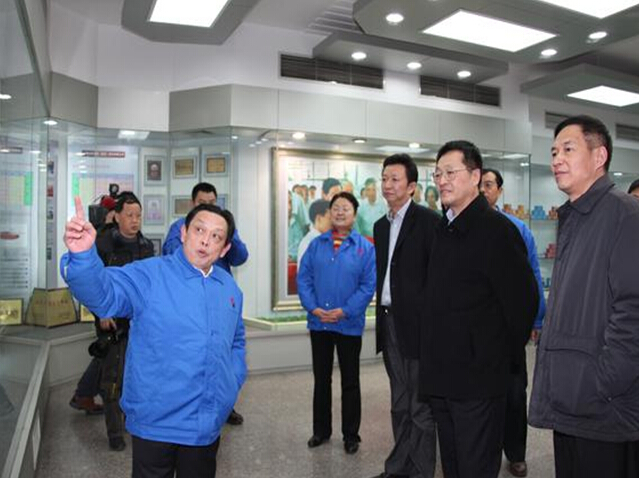 彩虹集團(tuán)董事長劉榮富向葛市長等相關(guān)領(lǐng)導(dǎo)介紹公司發(fā)展史