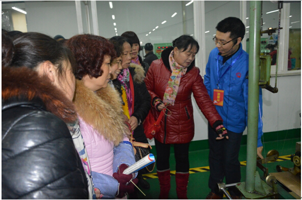 市民代表參觀彩虹集團制線車間