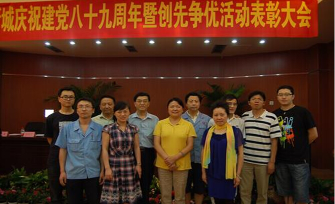 彩虹集團(tuán)黨員與積極分子合影
