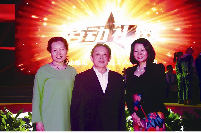 彩虹集團(tuán)劉榮富董事長(zhǎng)參加“勞動(dòng)禮贊”活動(dòng)
