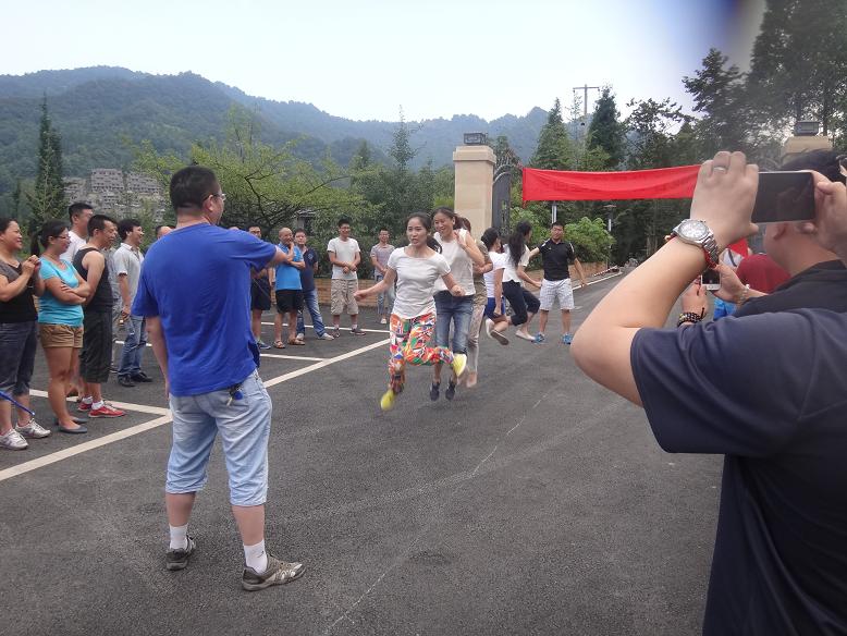 彩虹集團(tuán)營(yíng)銷中心跳繩活動(dòng)
