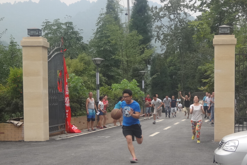 彩虹集團(tuán)營(yíng)銷中心運(yùn)球接力跑比賽
