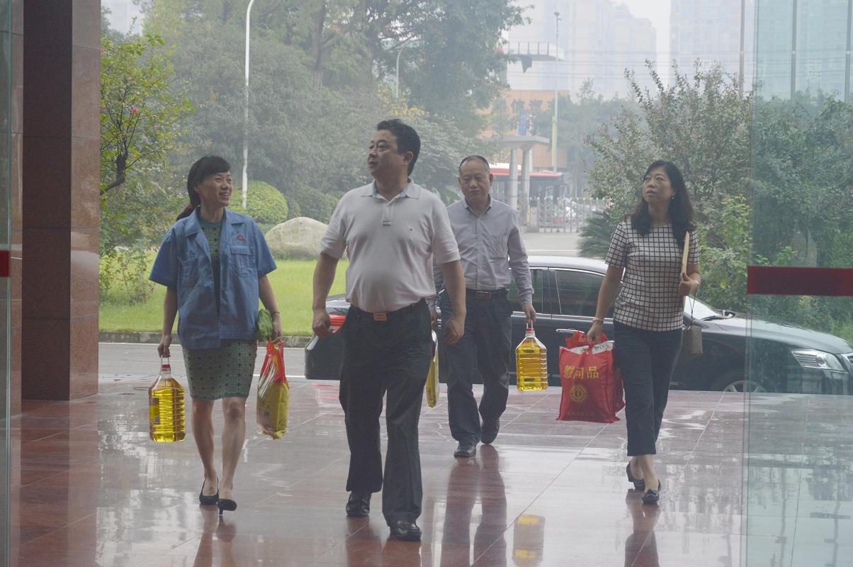 成都市總工會(huì)領(lǐng)導(dǎo)到成都彩虹集團(tuán)慰問困難職工