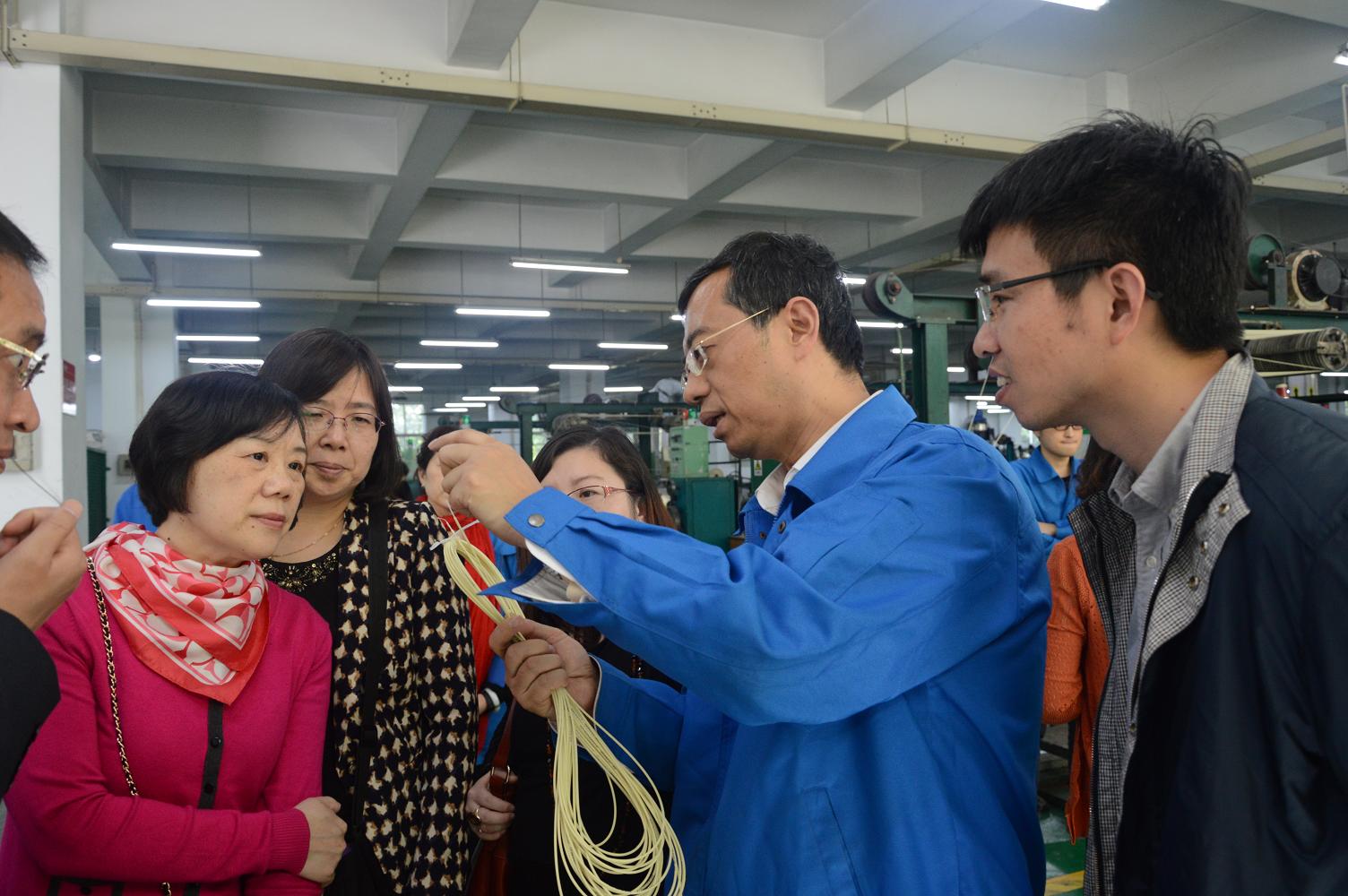 西南財(cái)經(jīng)大學(xué)寧波企業(yè)家總裁班到成都彩虹集團(tuán)參觀
