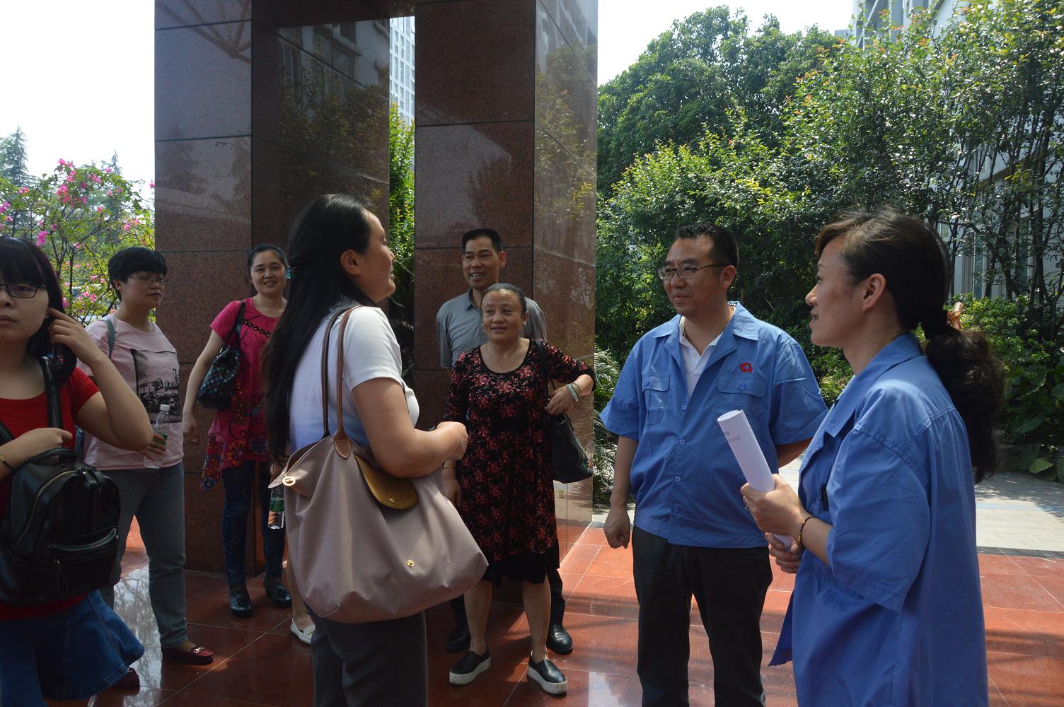成華區(qū)各企業(yè)工會主席到成都彩虹集團學習廠務(wù)公開標準化工作