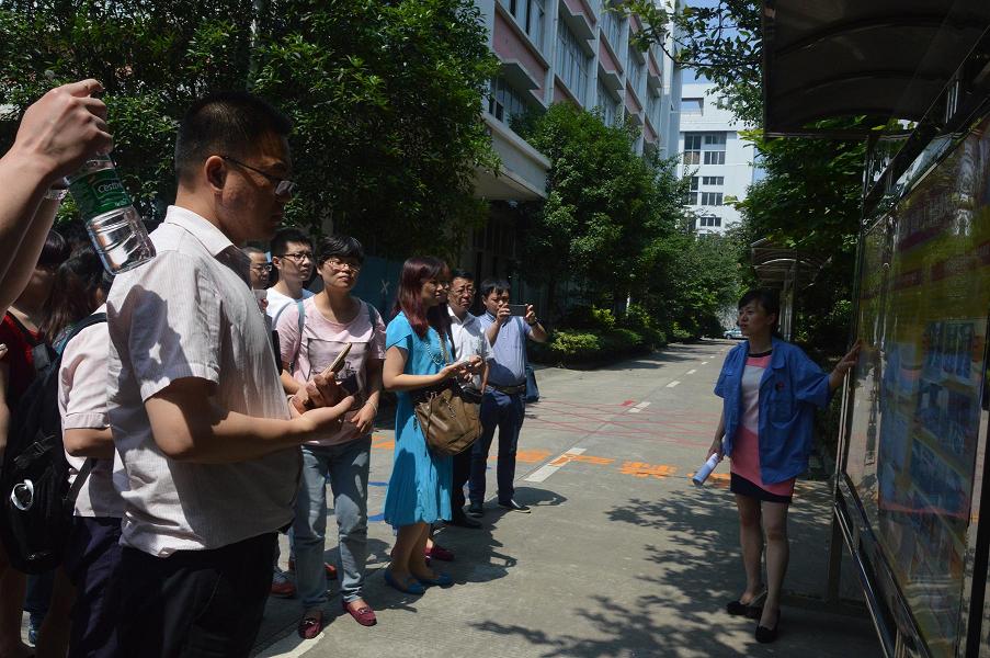 成華區(qū)各企業(yè)工會主席到成都彩虹集團學習廠務(wù)公開標準化工作