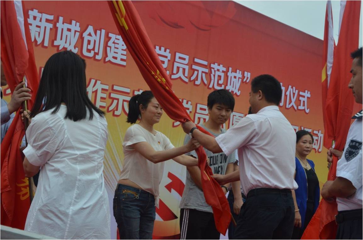 深入推進(jìn)“兩學(xué)一做”成都彩虹集團(tuán)積極參加志愿服務(wù)黨日活動(dòng)