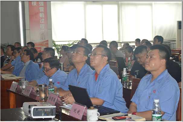 彩虹公司領(lǐng)導(dǎo)認真聆聽各個地區(qū)的匯報