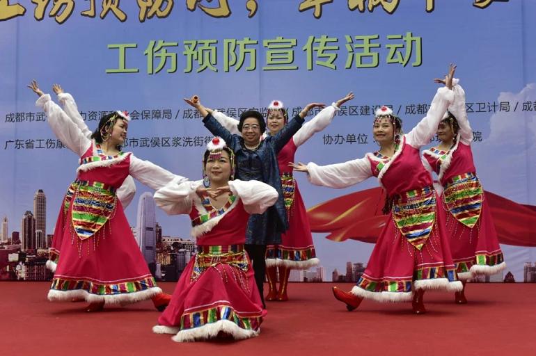 成都彩虹集團(tuán)員工參演2016年武侯區(qū)“工傷預(yù)防”大型義演活動(dòng)