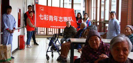 成都彩虹集團(tuán)七彩青年志愿隊(duì)關(guān)愛(ài)老人志愿活動(dòng)