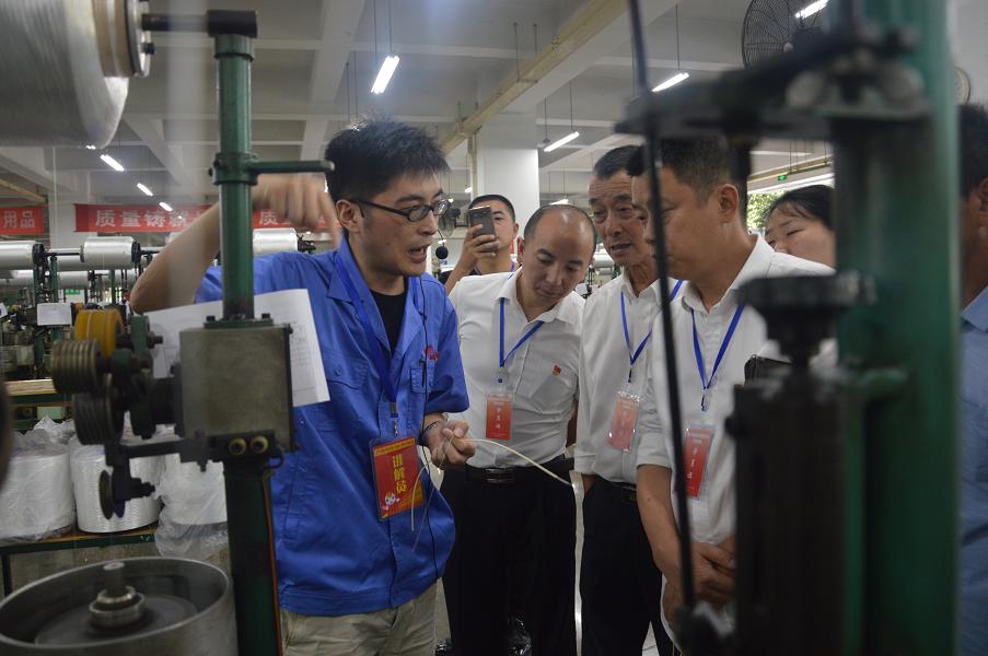 眉山市兩新黨組織書記示范培訓(xùn)班參觀成都彩虹集團(tuán)制線車間