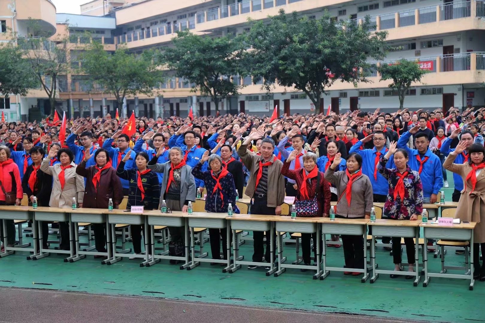 成都彩虹集團黨員、團員代表參加武侯科技園小學(xué)少先隊建隊69周年紀(jì)念活動