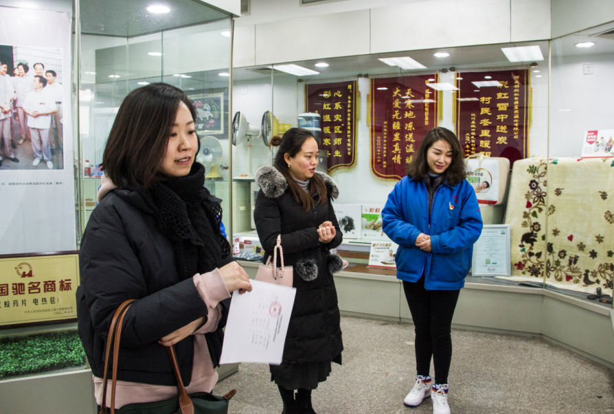 共青團(tuán)成都市委劉竹部長一行蒞臨成都彩虹集團(tuán)慰問