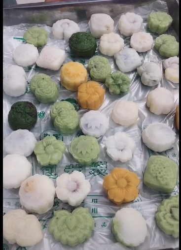 成都彩虹集團(tuán)七彩青年俱樂(lè)部之自制美心冰皮月餅