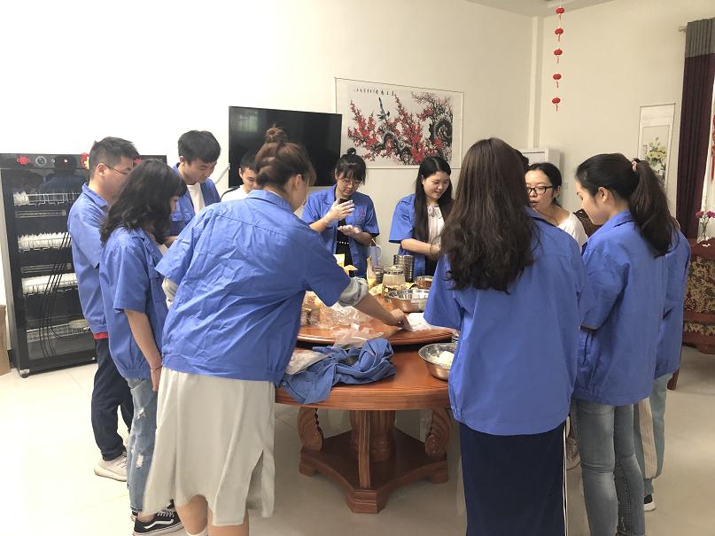成都彩虹集團(tuán)七彩青年俱樂(lè)部之自制美心冰皮月餅