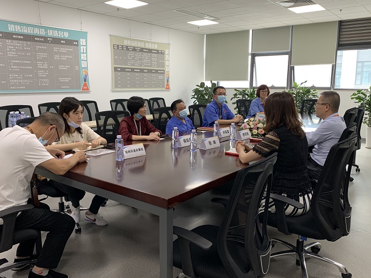 市人大代表、成都彩虹集團(tuán)董事長劉榮富走訪企業(yè)接待群眾